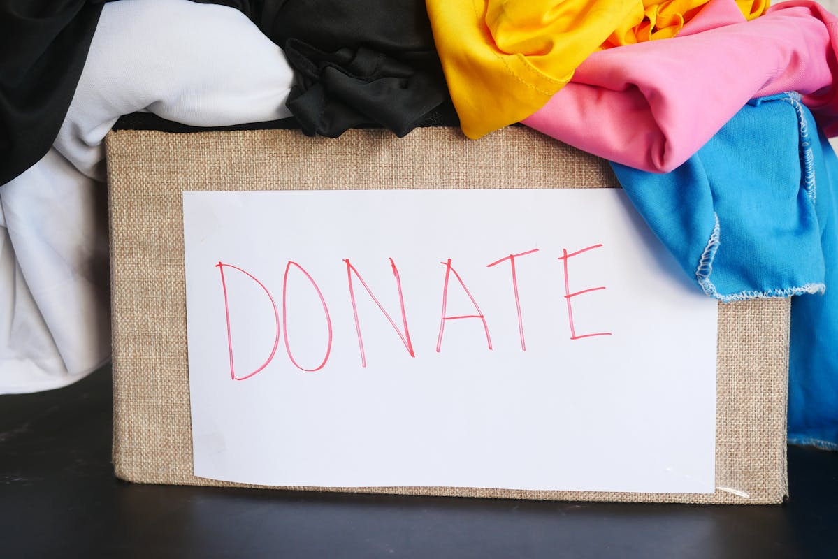 Provide a list of community organizations in Melbourne, FL, that accept donations of gently used goods.